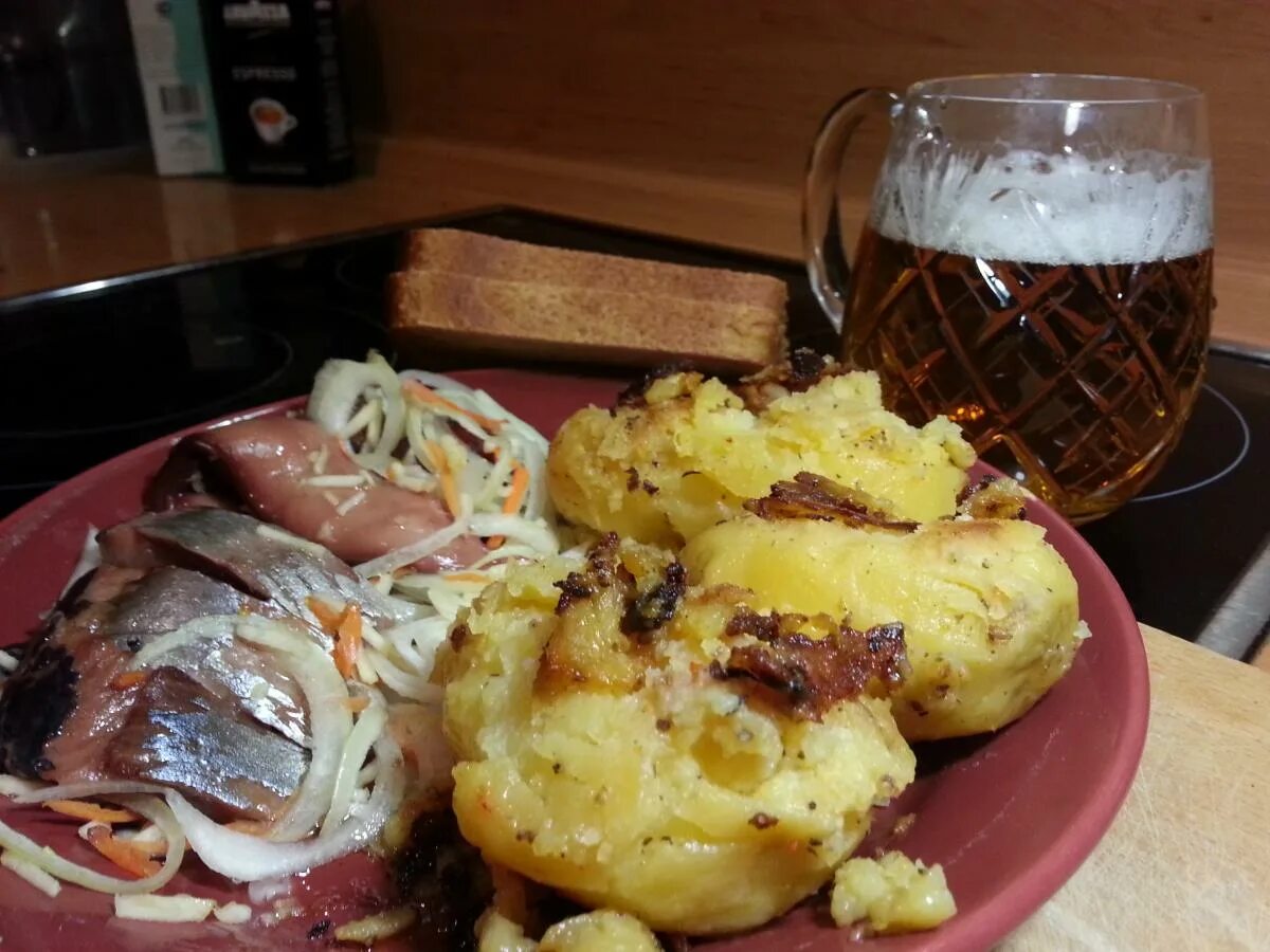 Жареная картошка с селедкой фото roasted potato with herring on a white plate. Стоковое фото № 20149760, фотограф