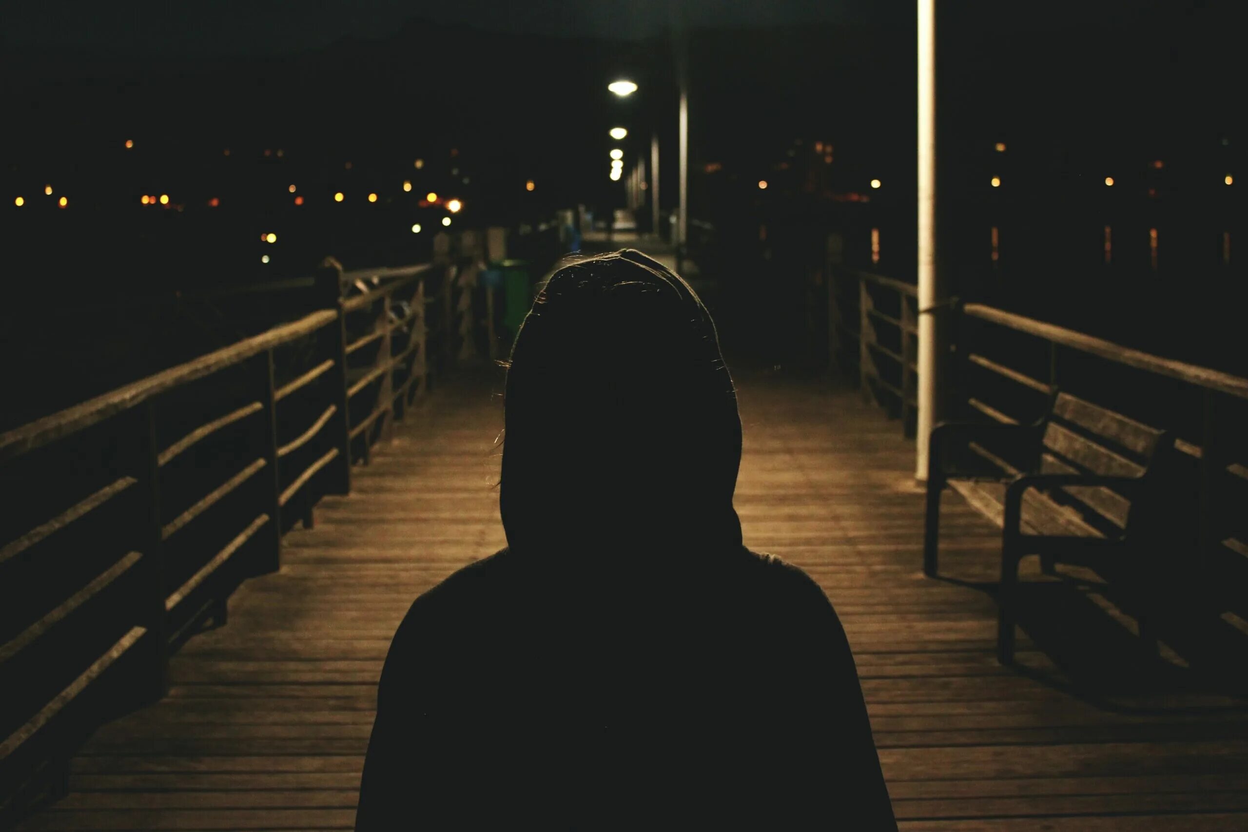 Девушка вечером на улице. Это одиночество. Парень один в темноте. Парень ночью. Одинокий в капюшоне.