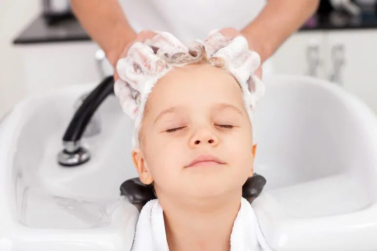 Мытье головы ребенка. Мытье головы детям. Мытьё головы в парикмахерской детям. Мытье головы в парикмахерской детям мальчик. Мытье головы дети в салоне.