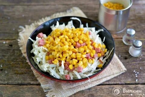 Салат пекинская капуста кукуруза колбаса сухарики