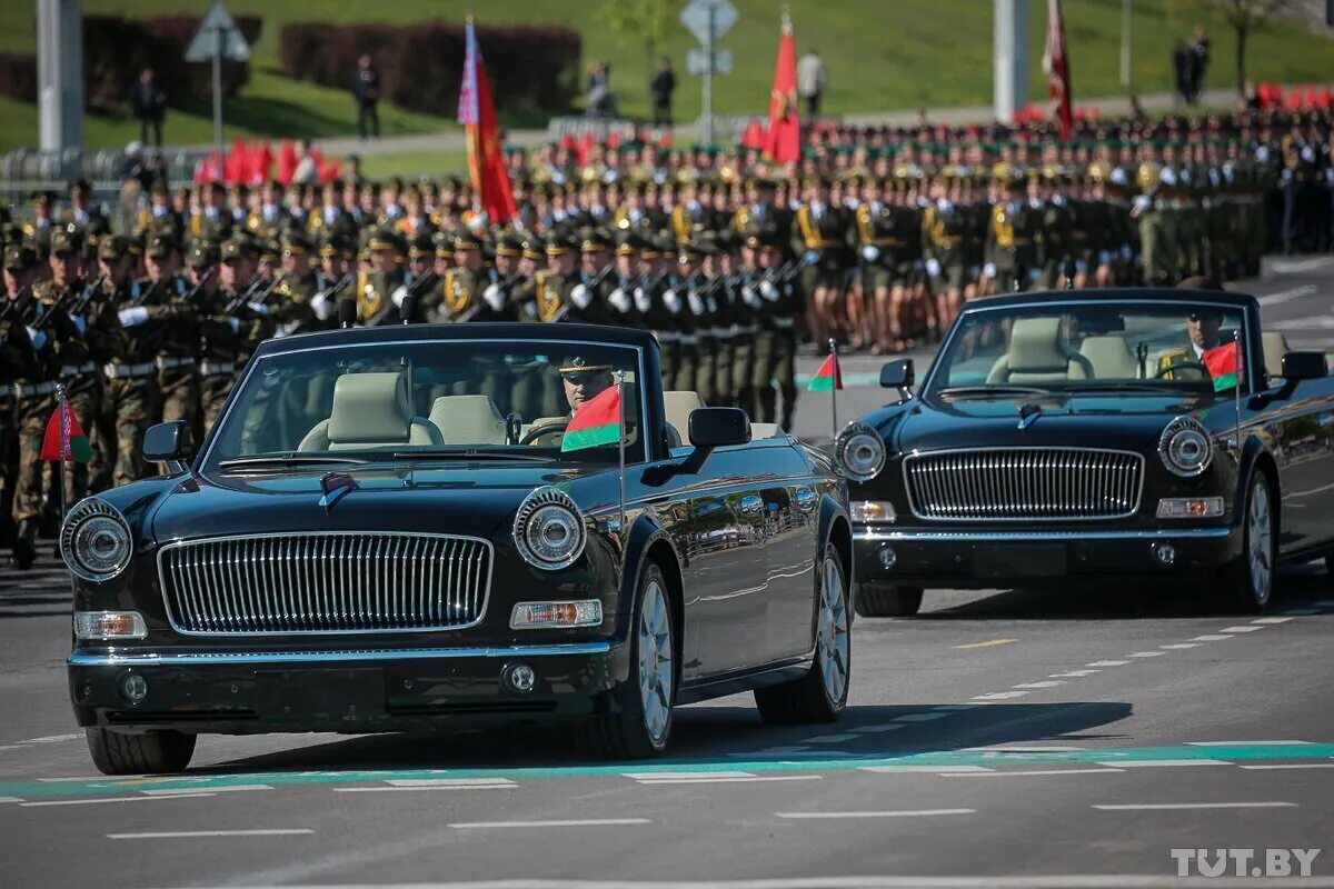 Парад 9 мая минск. Дукашенкона парадев минске 9 мая. парад в беларуси. парадный автомобиль.