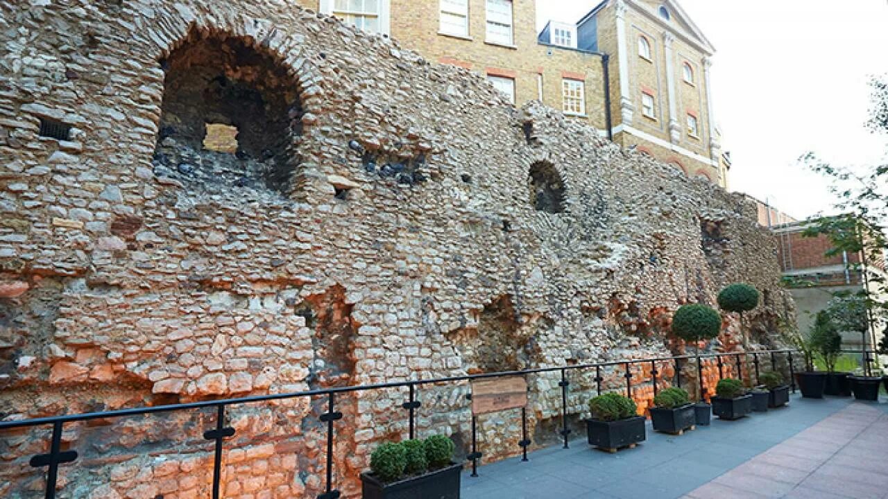 Лондонская стена Лондиниум. Римская стена в Лондоне. Roman Stone Wall in London.