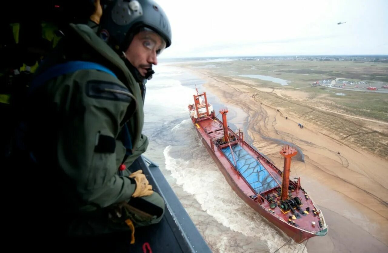 Демонтаж судно. Демонтаж судна. грузовое судно «бремен». разрезанный сухогруз. балансировка судна.