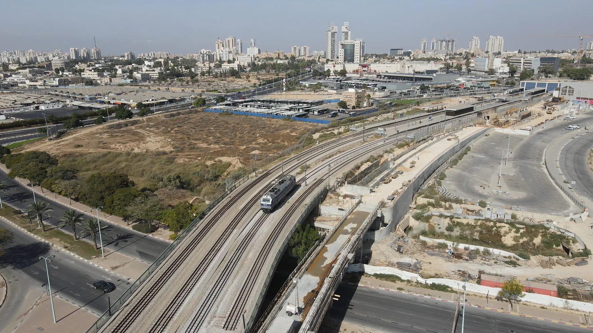 Бер Шева площадь вокзала. Мост Беер-Шева у станции. Amit be'er Sheva Sports Center.