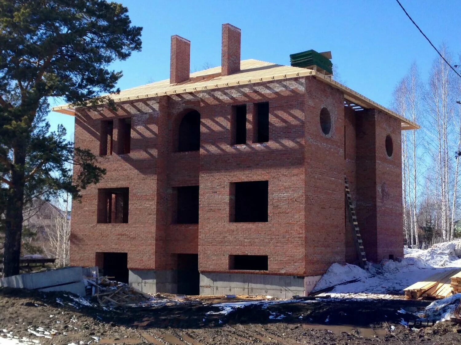 Дом кирпичный коробка. Дом из керамического кирпича. Кирпичный дом. Как можно построить дом из кирпича. Строящийся дом из кирпича.