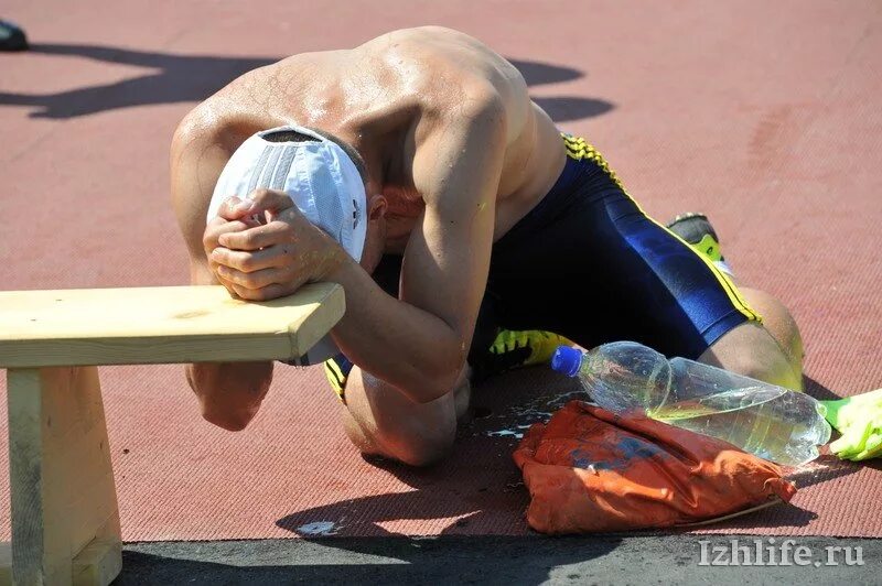 Спортсмен упал. Марафонцы без сил. Атлет упал. Падение спортсмена в воду пластом. Спортсмен одержавший победу