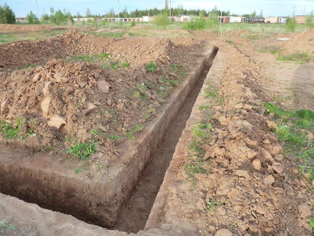 Выкопать траншею фундамента. Траншея 200мм. траншея 1250х300. копка траншей. траншея для фундамента.