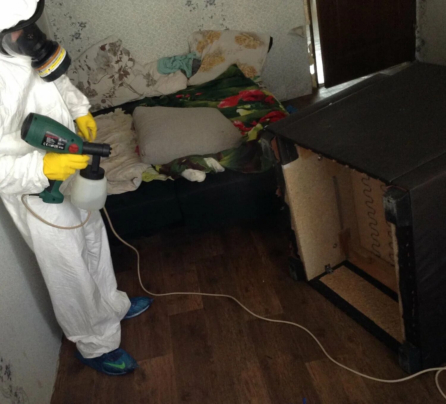 Обработка от тараканов. Дезинсекция на кухне. Оснащение для дезинсекции. Дезинфекция дезинсекция дератизация. Дезинфекция помещений.