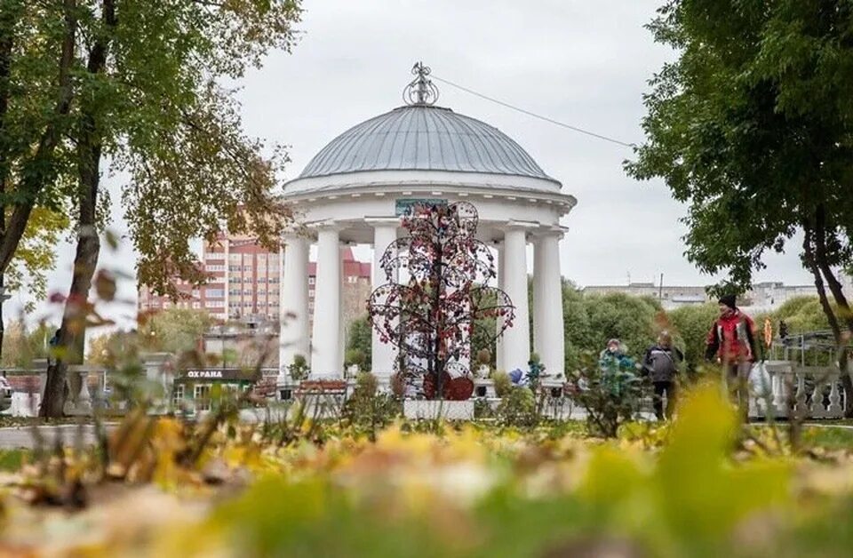 Какое будет лето в перми. Парк Горького Пермь осень. Сквер театра оперы и балета Пермь. Пермь осень театральный сквер. Пермь осенью.