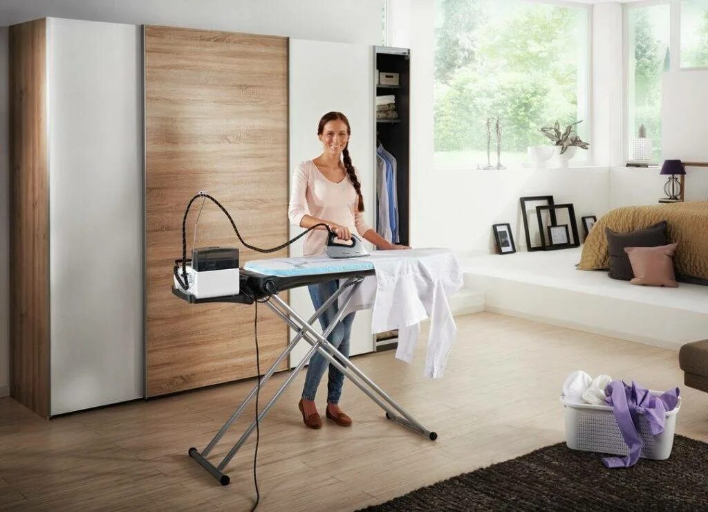 Гладить в комнате. Гладильная доска leifheit airsteam premium l, 72567. Парогенератор philips perfectcare elit gc9635/20. Отпариватель в интерьере. Доска для глажки белья.