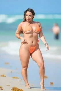 Thick and Sexy: Ara Queen Bae in Bikini on Miami Beach. 