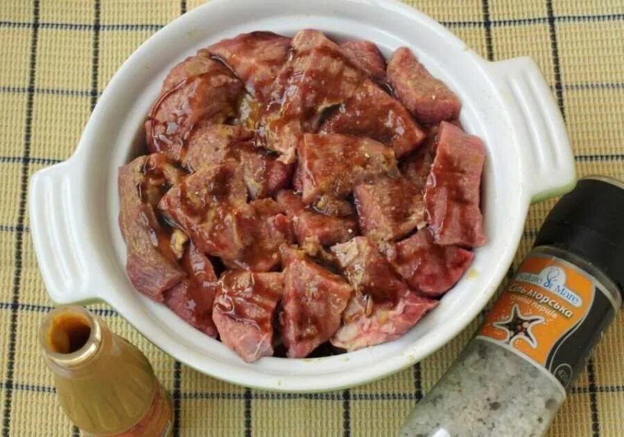 Специи для маринования свинины. Мясо в маринаде для шашлыка. Специи для маринования свинины. Шашлык свиной в маринаде. Мясо в маринаде для шашлыка.