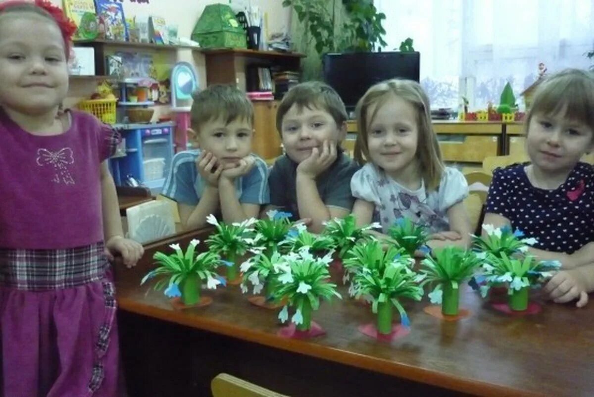 Подснежники для мамы в детском саду. День подснежника в детском саду младшая группа. Подснежники с детьми младшей группы в детском саду. Подснежники поделка в детском саду. День подснежника в детском саду средняя группа