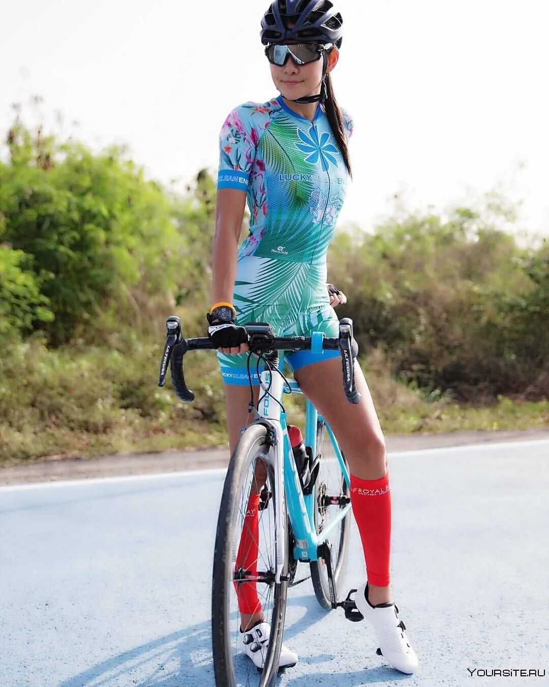 Девушка велосипедиста. Робин Стюарт велосипедистка.