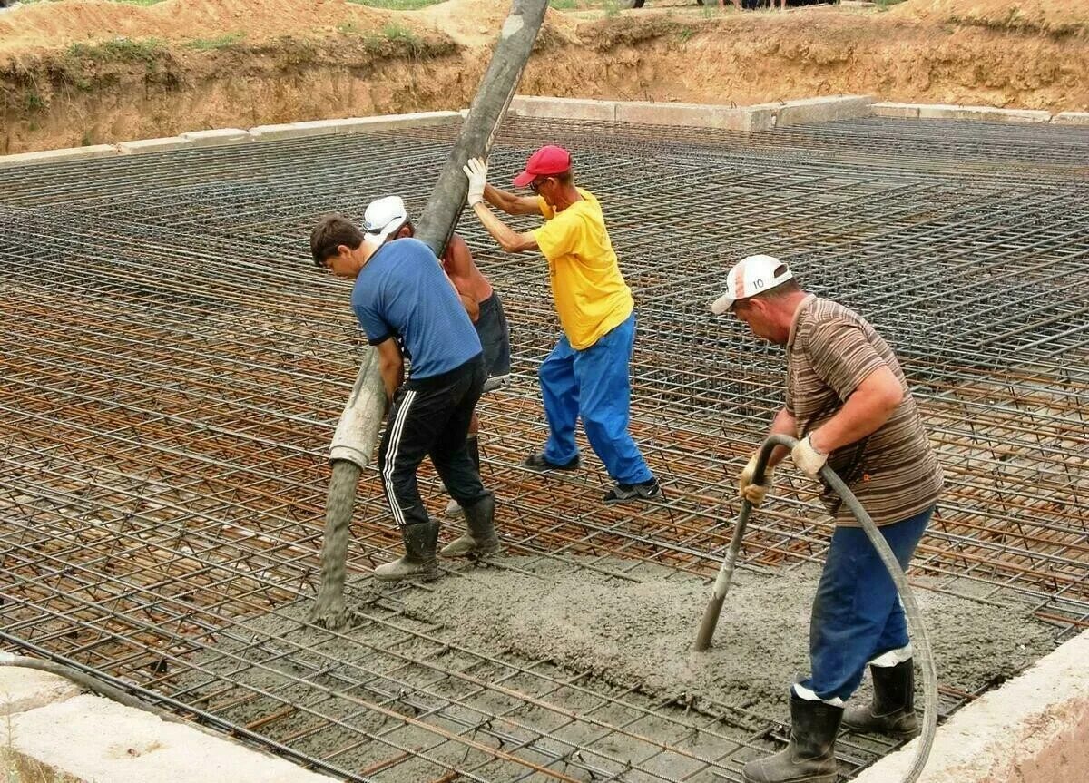 Монолитный бетонный фундамент. Заливка полный. Опалубка для мзлф. Ленточный фундамент с плитой. Заливка полный.