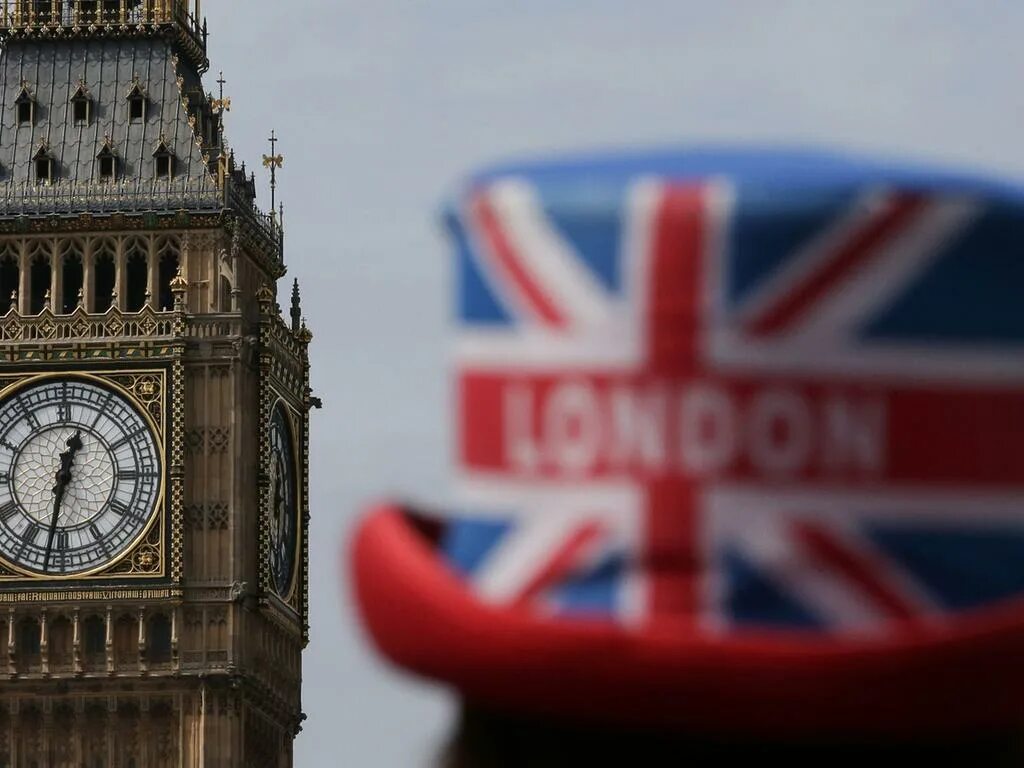 Великобритания Биг Бен туристы. Биг Бен и флаг Англии. Лондон Биг Бен флаг. Биг Бен на английском.