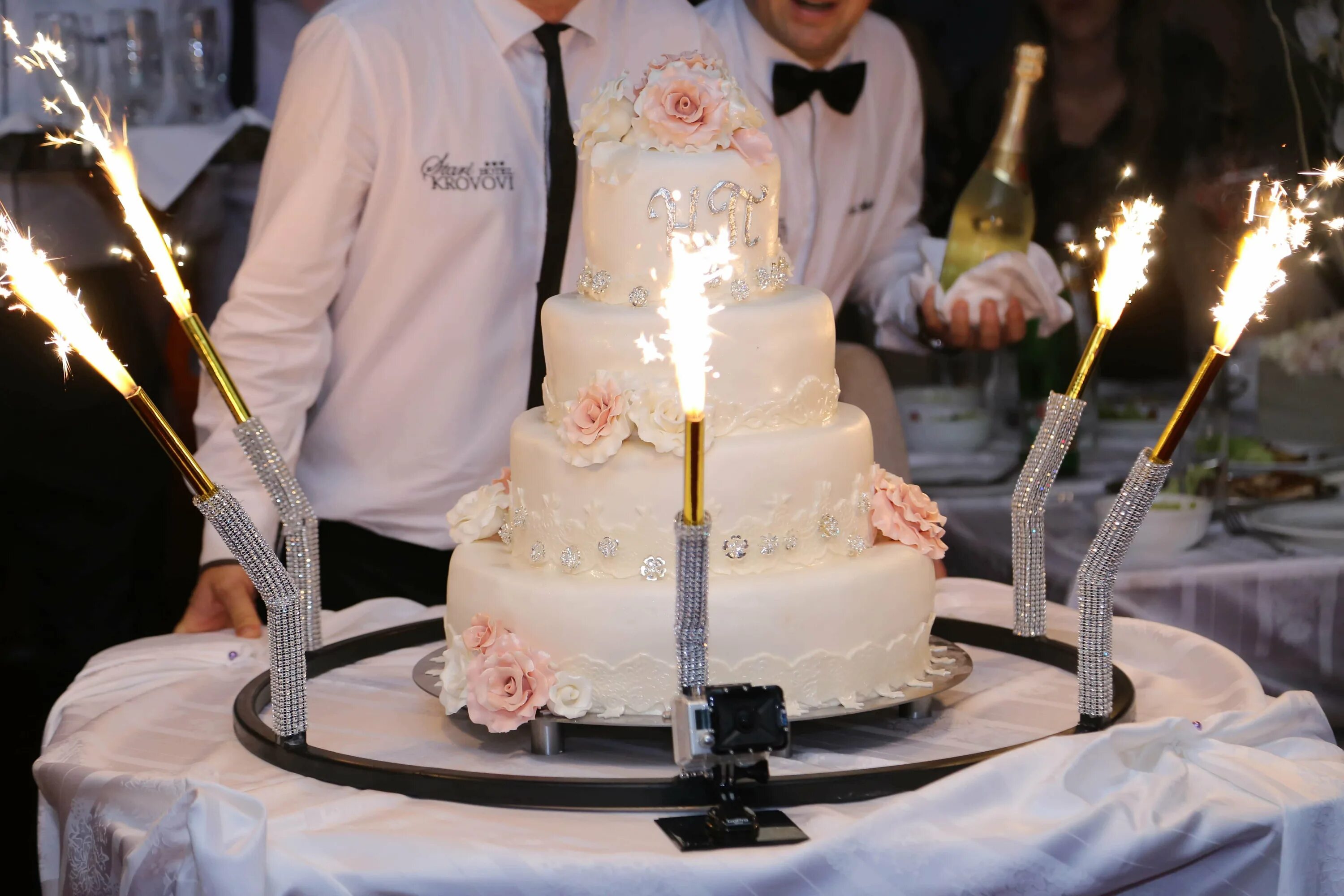 Свадебный торт!. Торт на свадьбу со свечами. Свадебный торт со свечами. Свадебный торт-фонтан.. Выносят торт