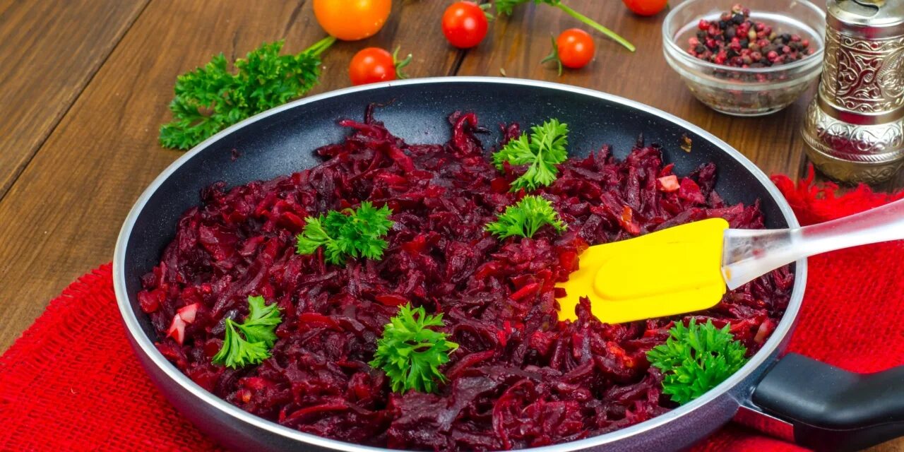 Салат из свеклы с жареным луком рецепт с фото очень вкусный. Пассированная свекла. Свёкла тушеная рецепт. Свекла гарнирная. Свекла на гарнир сковороде тушеная рецепты.