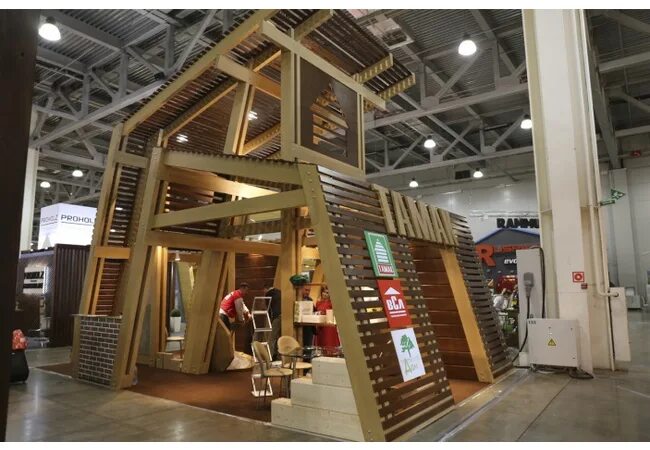 Выставка деревянных домов. Стенд деревянный выставочный. Деревянная выставка. Выставка деревянного домостроения Москва Крокус.