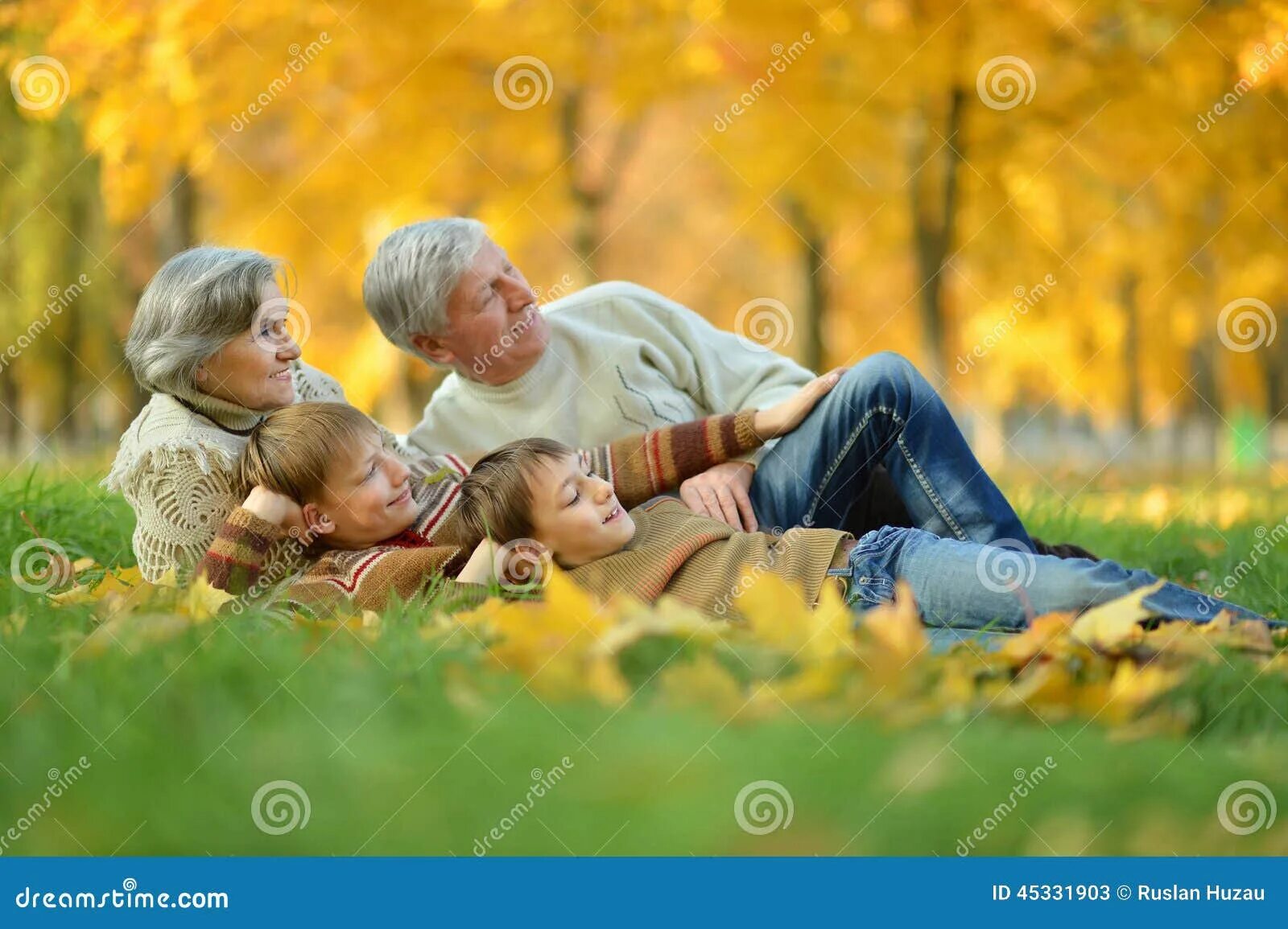 Дедушка и внучка в лесу. Дедушка и бабушка с внуком в парке. Фотосессия бабушка с внуком в парке осенью. Пожилые люди в парке с внуками. Пенсионеры с семьей на природе.
