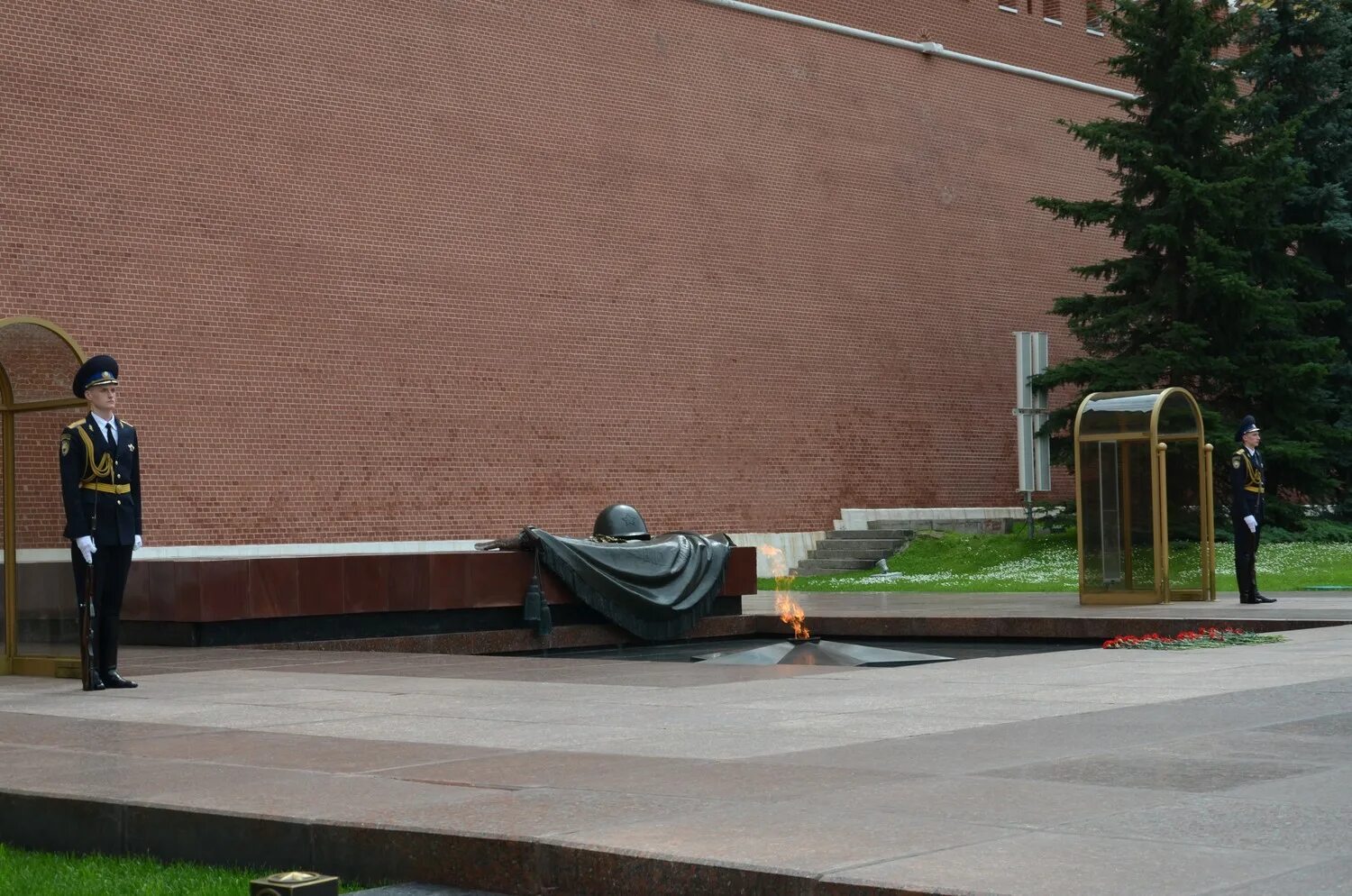 Что находится в могиле неизвестного солдата. Могила неизвестного солдата москва. мемориал могила неизвестного солдата в москве. александровский парк москва могила неизвестного солдата. общенациональный мемориал воинской славы москва.