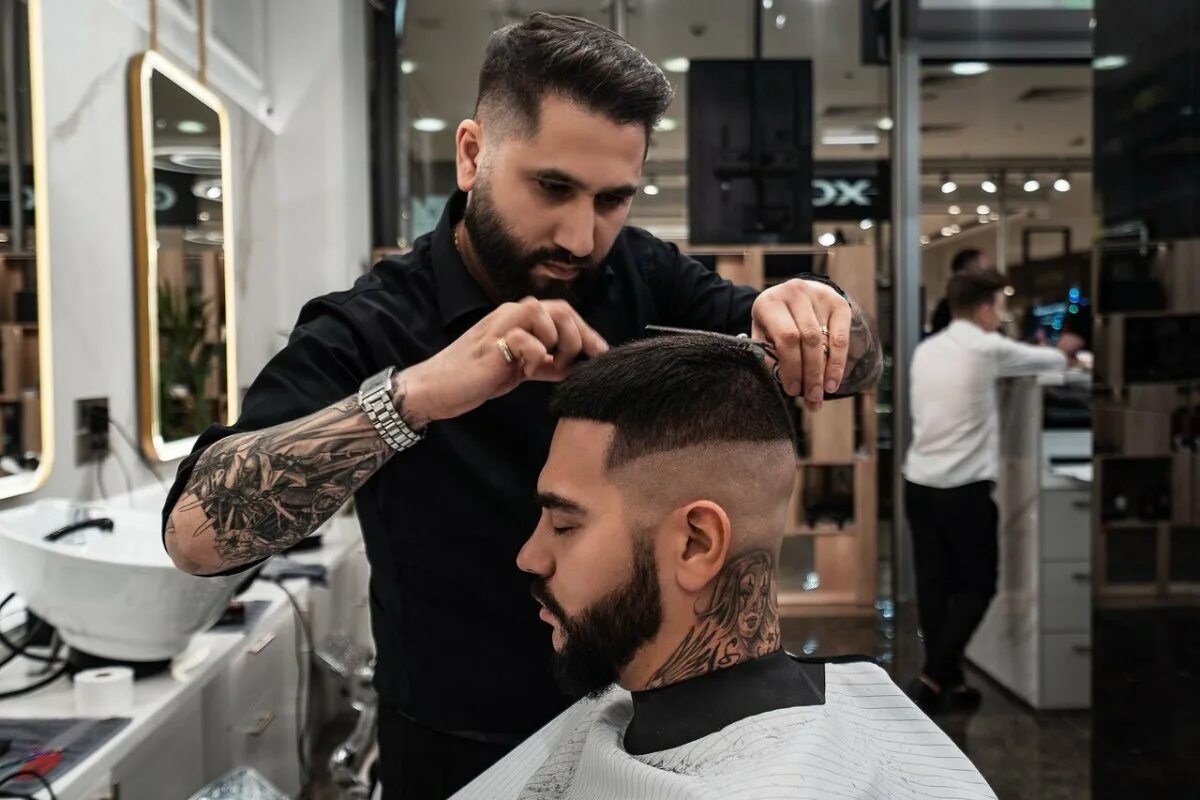 Мужская парикмахерская москва. Барбершоп салон. Барбершоп 3 магнитогорск. Мужская парикмахерская москва. Парикмахер мужчина.