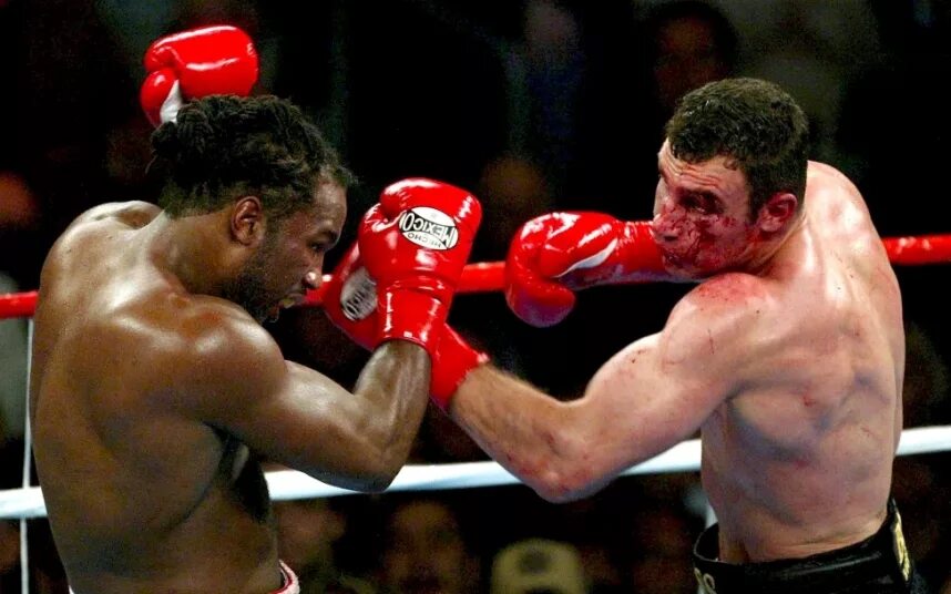 Бой против кличко. Виталий кличко леннокс льюис. леннокс льюис и владимир кличко. леннокс льюис против кличко. виталий кличко против леннокса льюиса.