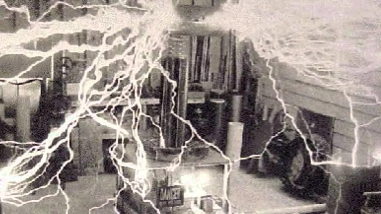 Тесла эми и плазмоиды. Музей николы теслы белград чёрно белый. Теневая фотография николы тесла. Изобретения николы теслы катушка. Шабанов с шаровой молнией.