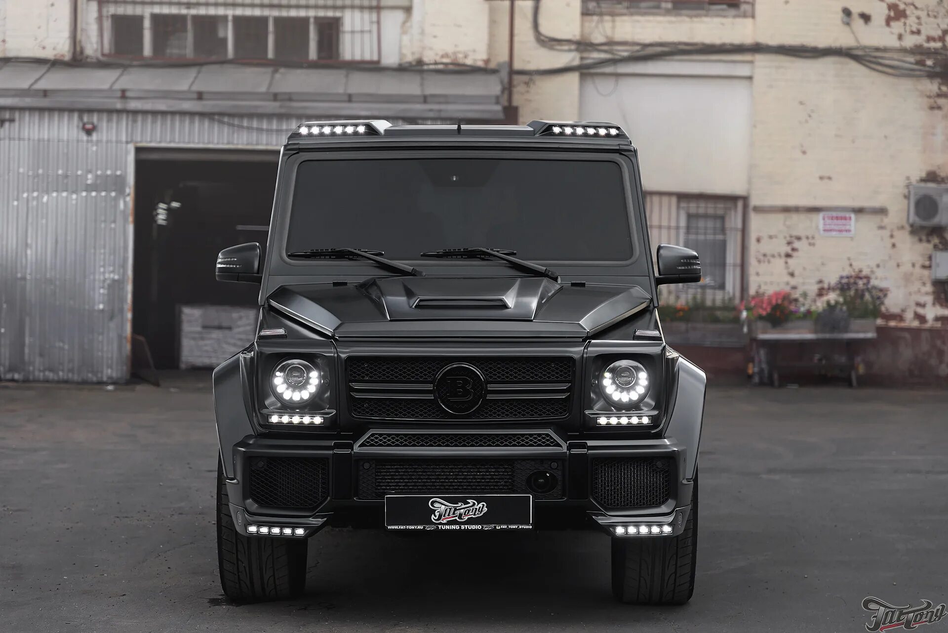 Танк 300 в обвесе гелика. Mercedes g63 AMG черный матовый. Гелик Брабус 2022 черный. G63 Brabus черный матовый. Гелик g63 черный матовый.