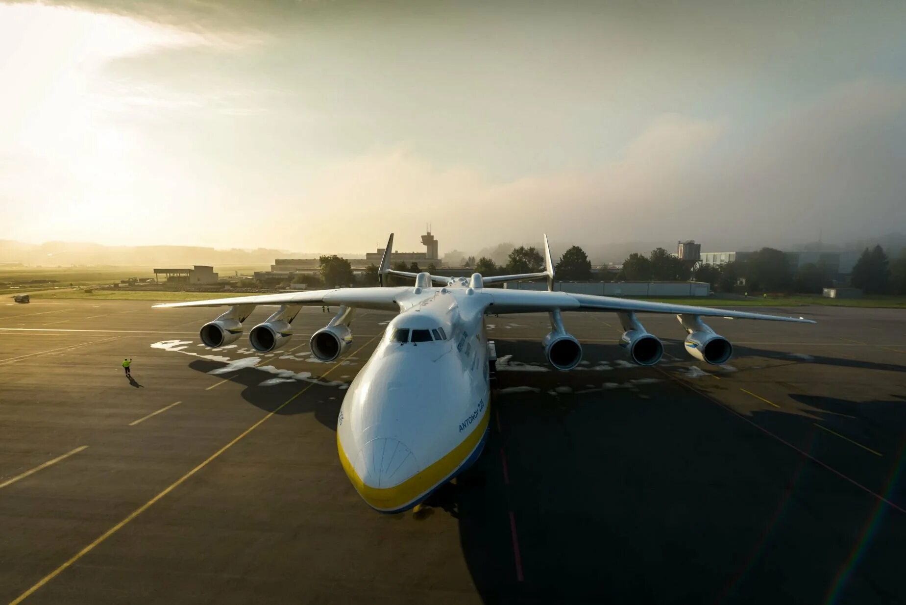 Как называется самый большой самолет. Ан-225 мрия. самолет мрия ан-225. самый большой самолет в мире ан-225 мрия. ан-225 мрия кабина.