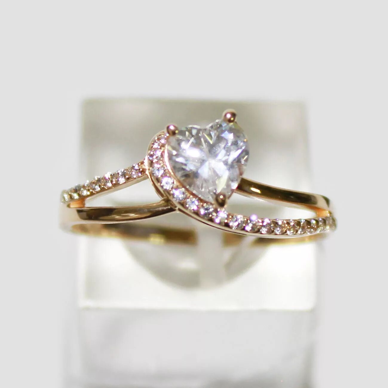 кольцо с розовым камнем. кольцо огранка октагон 2 камня. золотые украшения. кольцо с камнем. кольцо с камнем недорого.