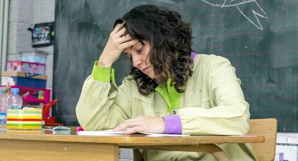 Куда делись учителя. Учитель сток. учителя. учитель объясняет. преподаватель физики фото.