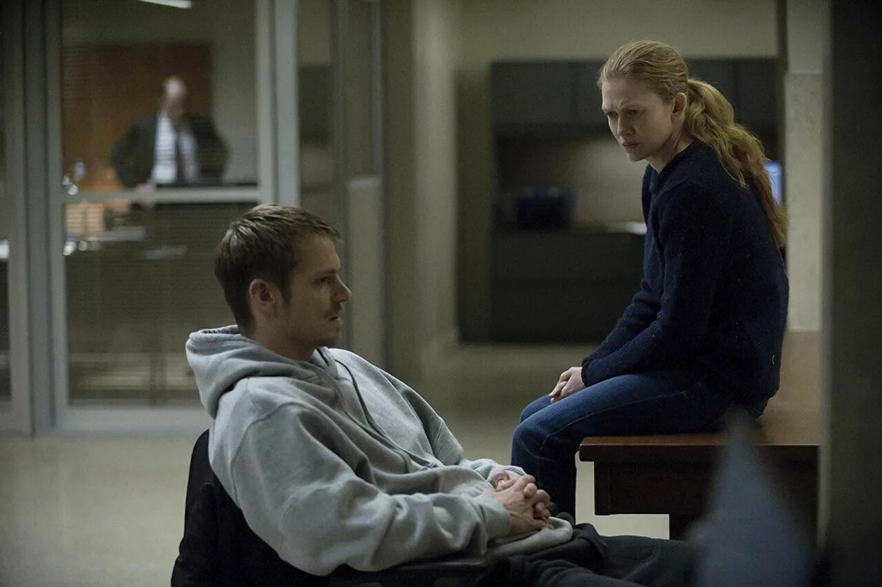 Детективы нетфликс. Сериал убийство линден и холдер. юэль киннаман сериал убийство. убийство сериал нетфликс. сара линден сериал убийство.