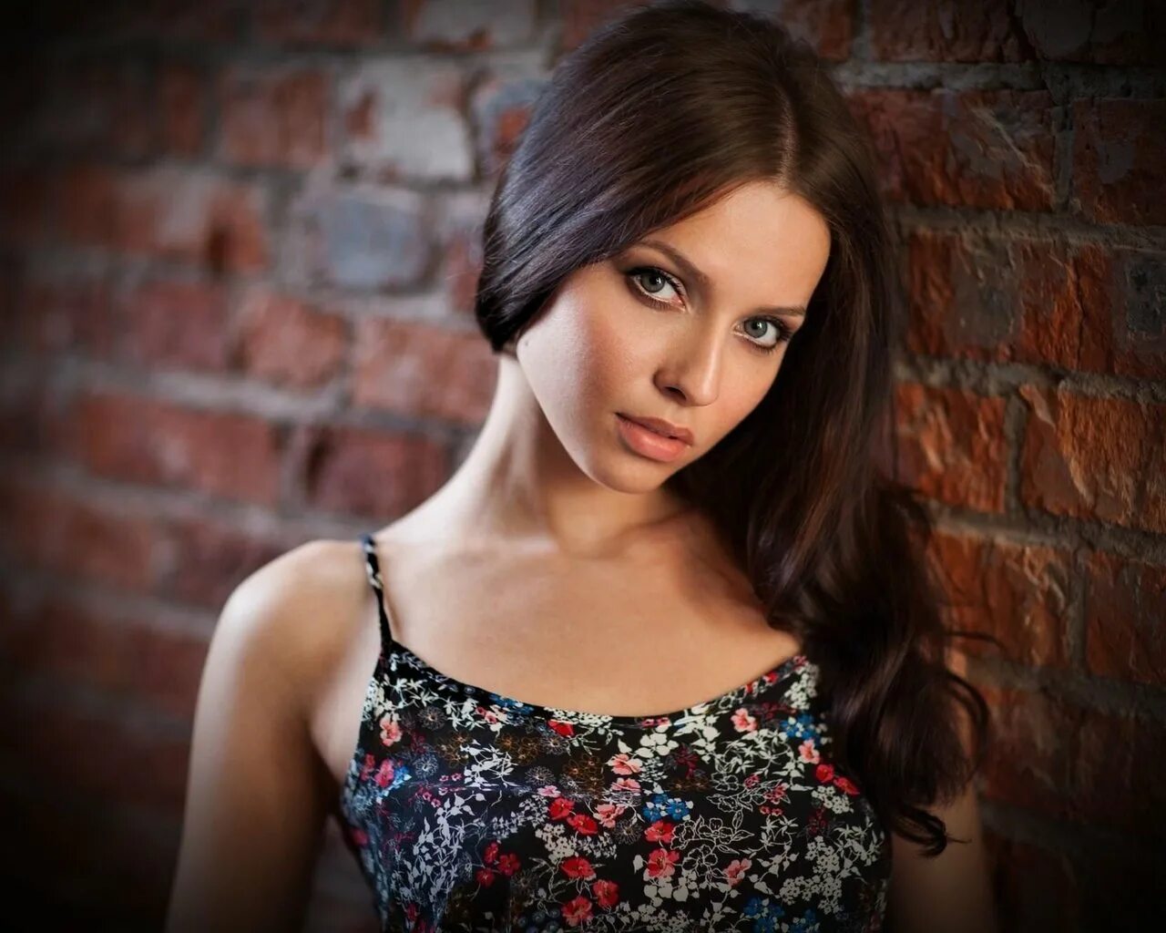 Brunette model. Украинские красавицы. Фон для портрета стена. Европейки девушки.