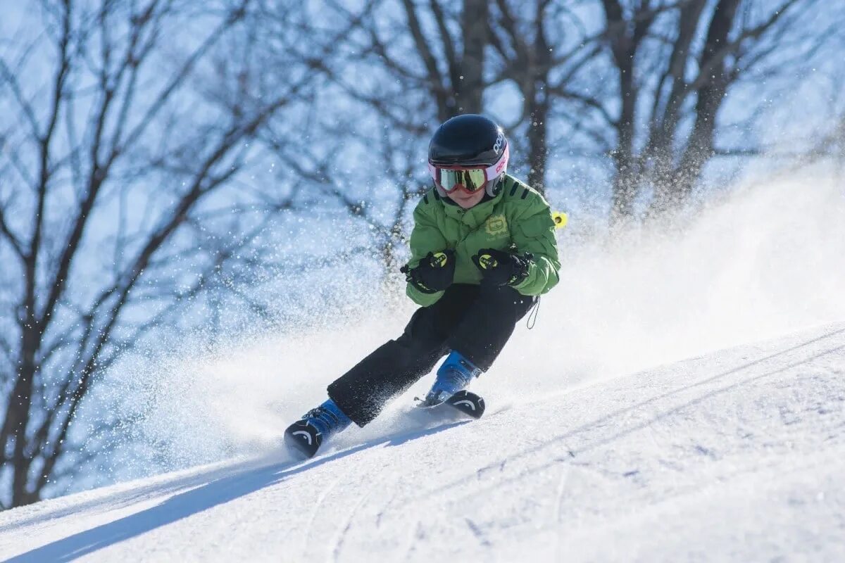 Зимние спортсмены. Спорт зимой. Горнолыжный спорт для детей. Катание на лыжах в горах. Зимний спорт лыжи.