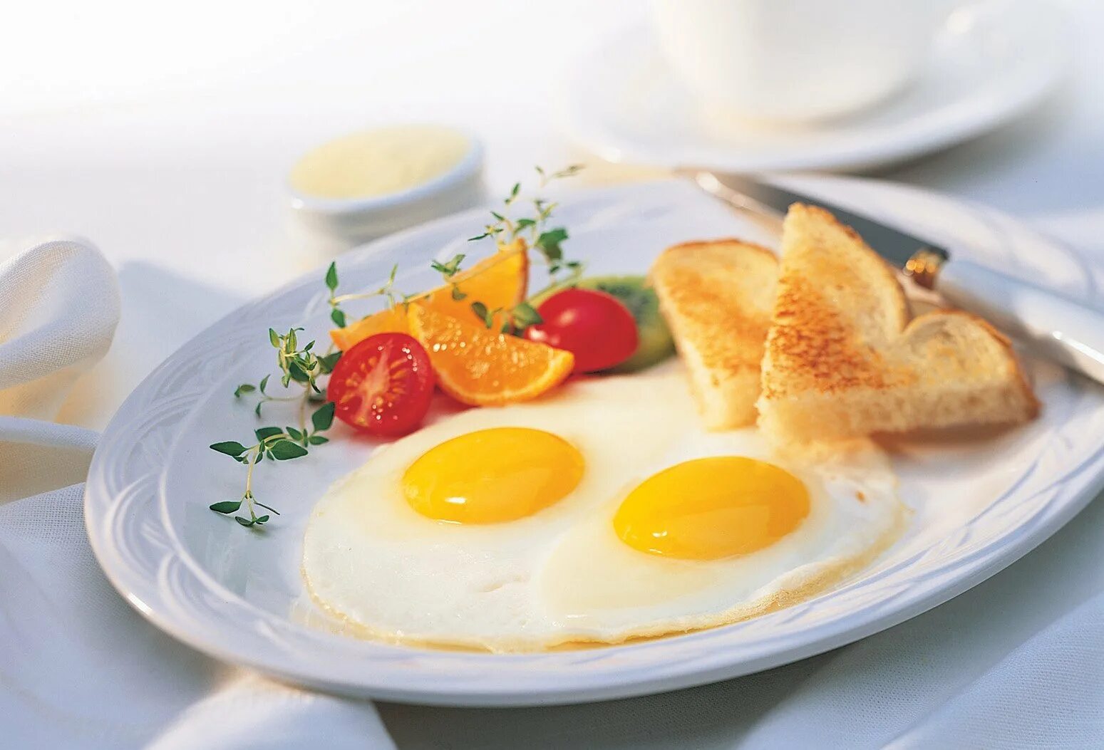 Яичница глазунья 3 яйца. Красивая яичница. Завтрак. Вкусный завтрак. Яичница для завтрака.