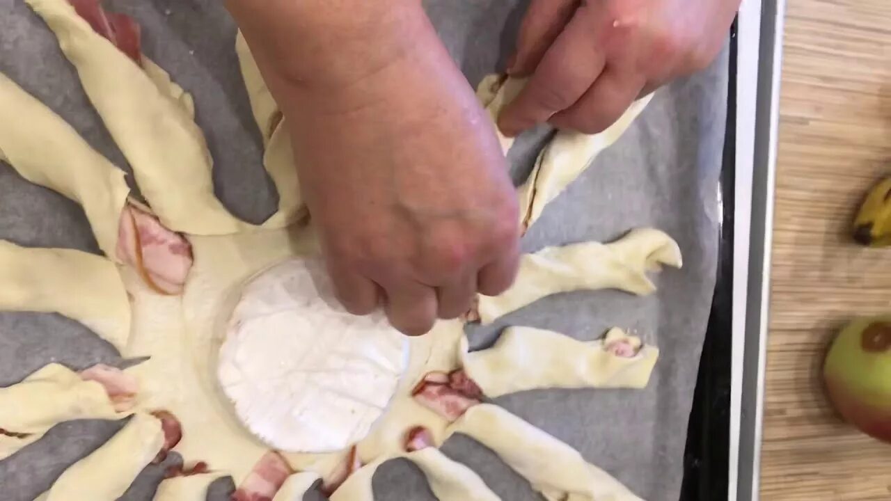 Пирожки из слоеного теста. Камамбер запеченный в слоеном тесте. Камамбер в духовке со слоеным тестом. Камамбер в духовке со слоеным тестом. Камамбер запеченный в слоеном тесте.