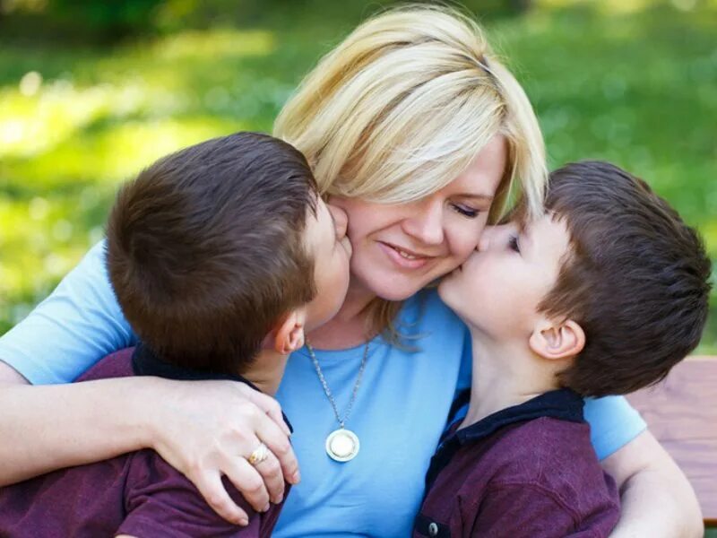 Мама и два сына. Фотосессия мама и два сына. Женщина с двумя сыновьями. С днем матери двоих сыновей. Семья с сыном.