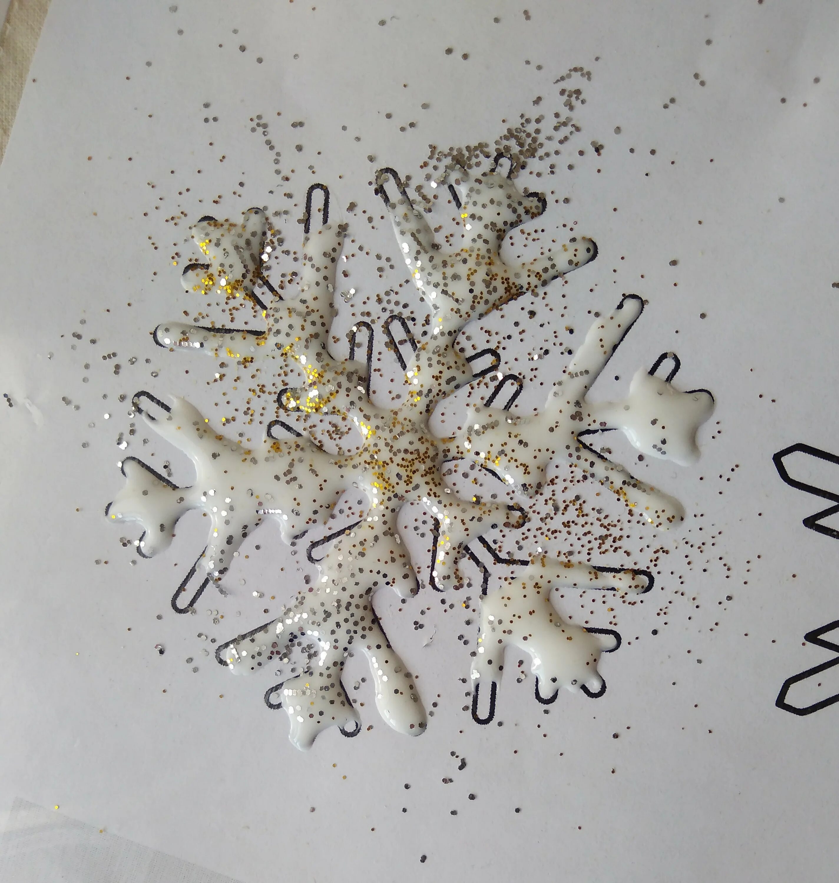 снежинки из пва. шаблон снежинки для клеевого пистолета. снежинка из клея пва и соли. снежинки. снежинка из стекляруса.