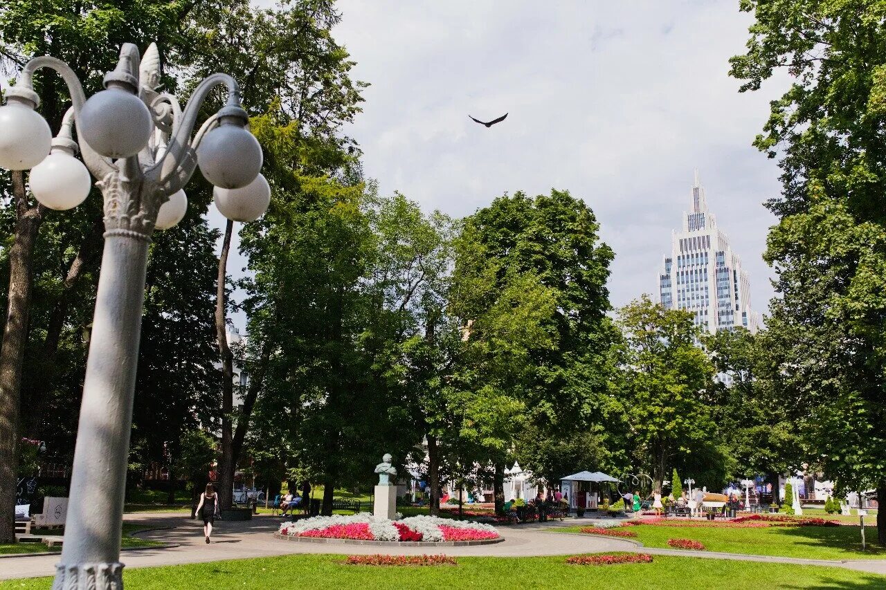 парк небо в москве. крымский вал парк музеон. парк горького цветочная аллея. парк в сокольниках в сокольниках в москве. всероссийский выставочный центр (ввц).