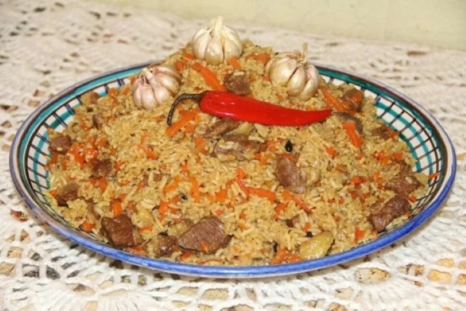 плов на 1 кг мяса. плов с чесноком. осман для плова. плов в казане на костре из баранины. ферганский плов плов.