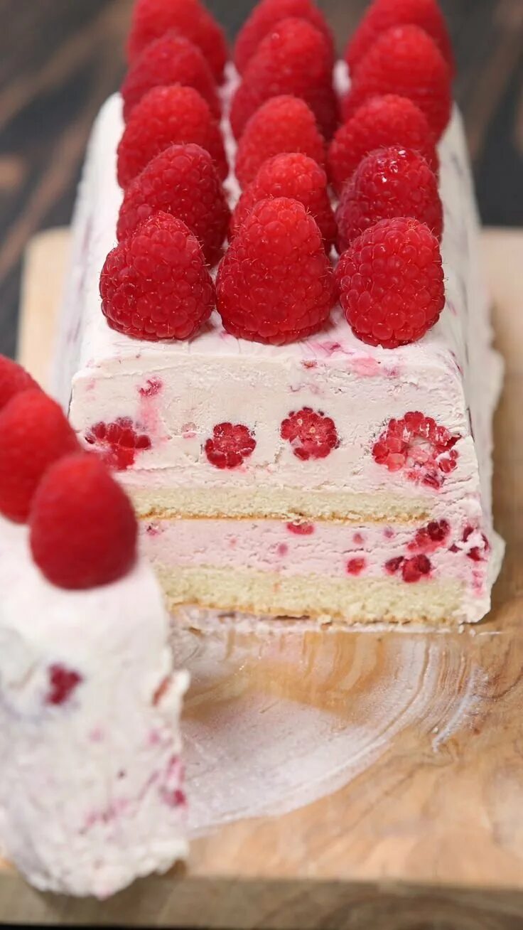 малиновое пирожное. низкокалорийные десерты. муссовый торт малиновый пломбир. миндально малиновый торт. торт мороженое с малиной и миндалем.