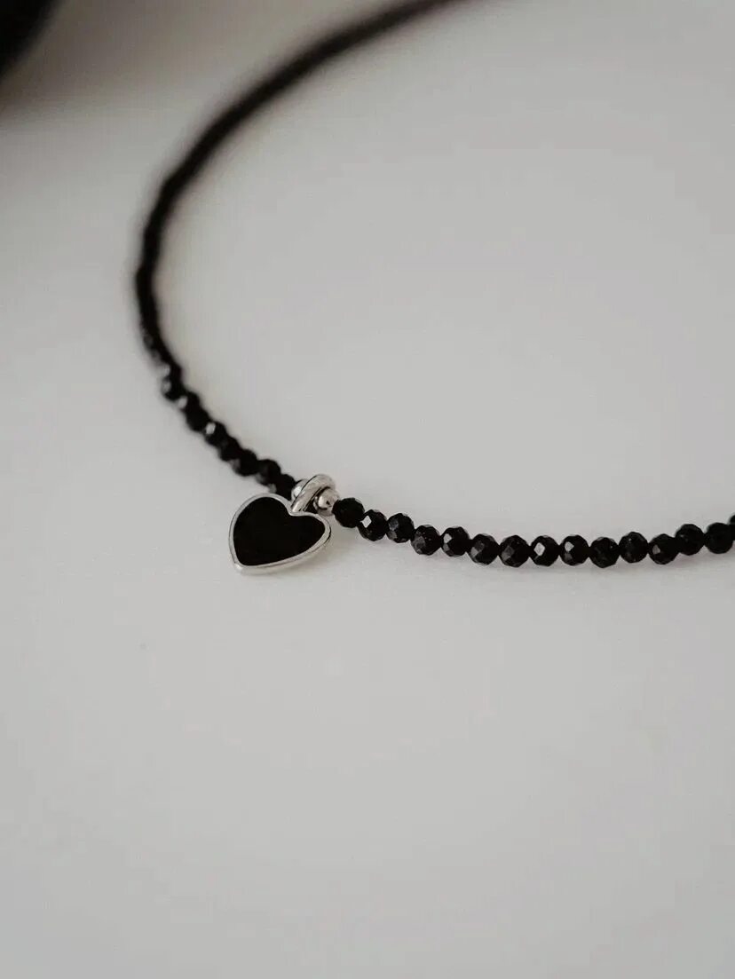 Чокер из шпинели. Серебристая шпинель чокер. Чокер шпинель черная. Чокер из черной шпинели. Колье из черной шпинели.