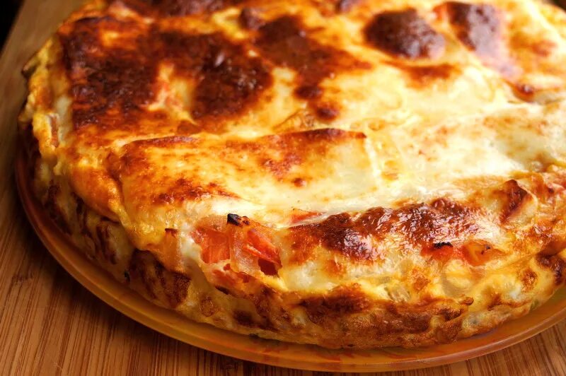 что приготовить с брынзой. салат с помидорами огурцами и сыром брынза. суп с брынзой. пирог с брынзой. блюда из брынзы.