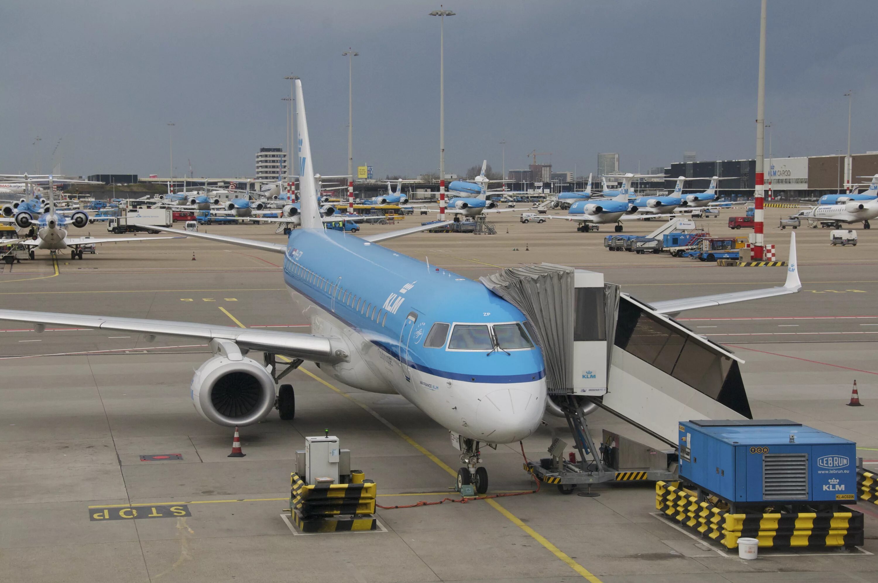 Embraer 190. Brussels Airport 747. Аэропорт Схипхол для KLM. KLM Cityhopper.