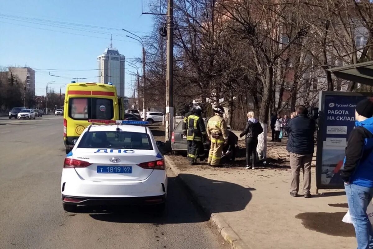 Новости 25 03 2024 года. Наезд на пешехода на Тверской. Машина на улице. Иномарки ДПС.