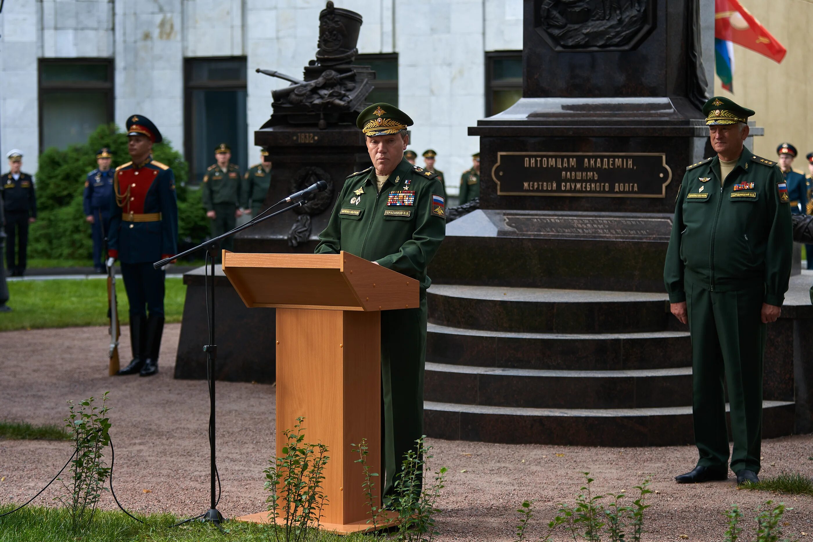 Военная Академия генерального штаба вс РФ. Памятник Николаевской Академии генерального штаба. Военная Академия генерального штаба вс РФ Питер. Здание военной Академии генерального штаба Вооруженных сил России. Генштаба вооруженных сил рф