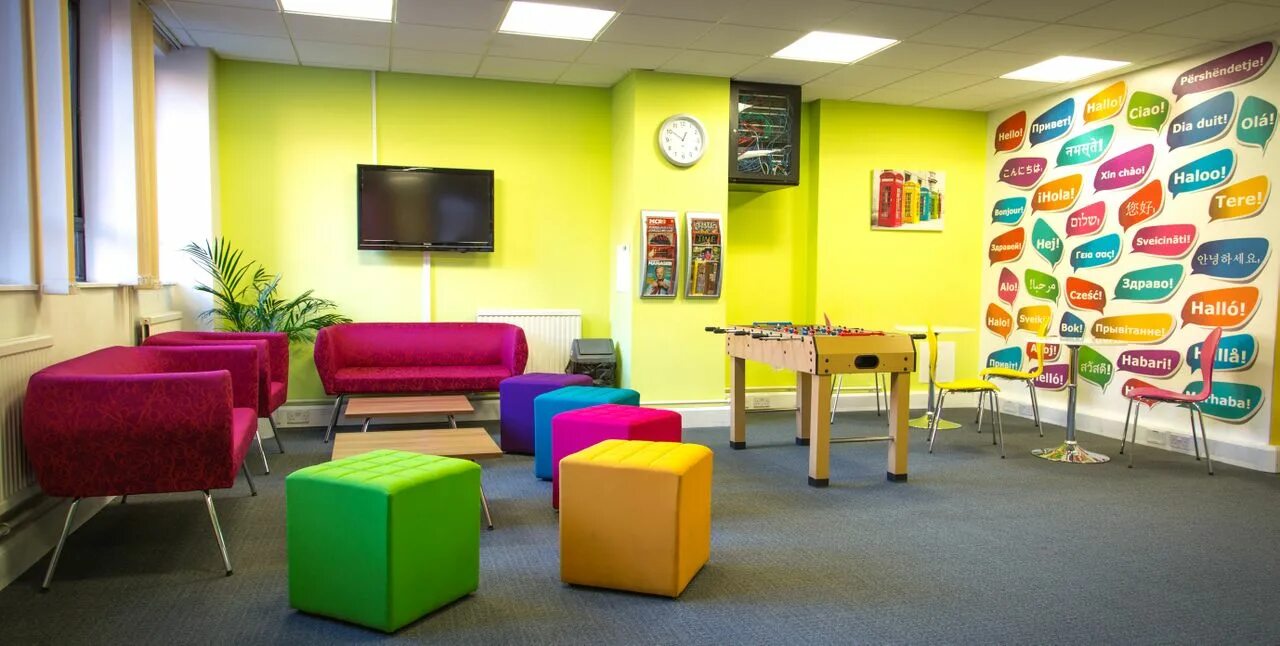 современная школа интерьер. зона отдыха в школе. уголок отдыха в школе. зона отдыха в университете. комната отдыха в школе.