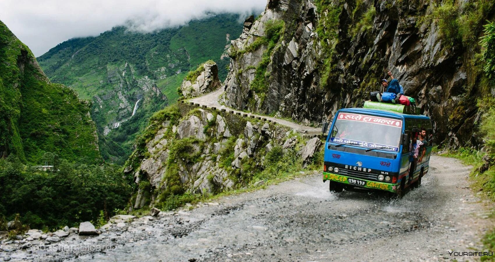 Автобус в горах. Автобус Непал. Горные дороги в Непале. Опасные дороги. Группа туристов 1 час ехала на автобусе