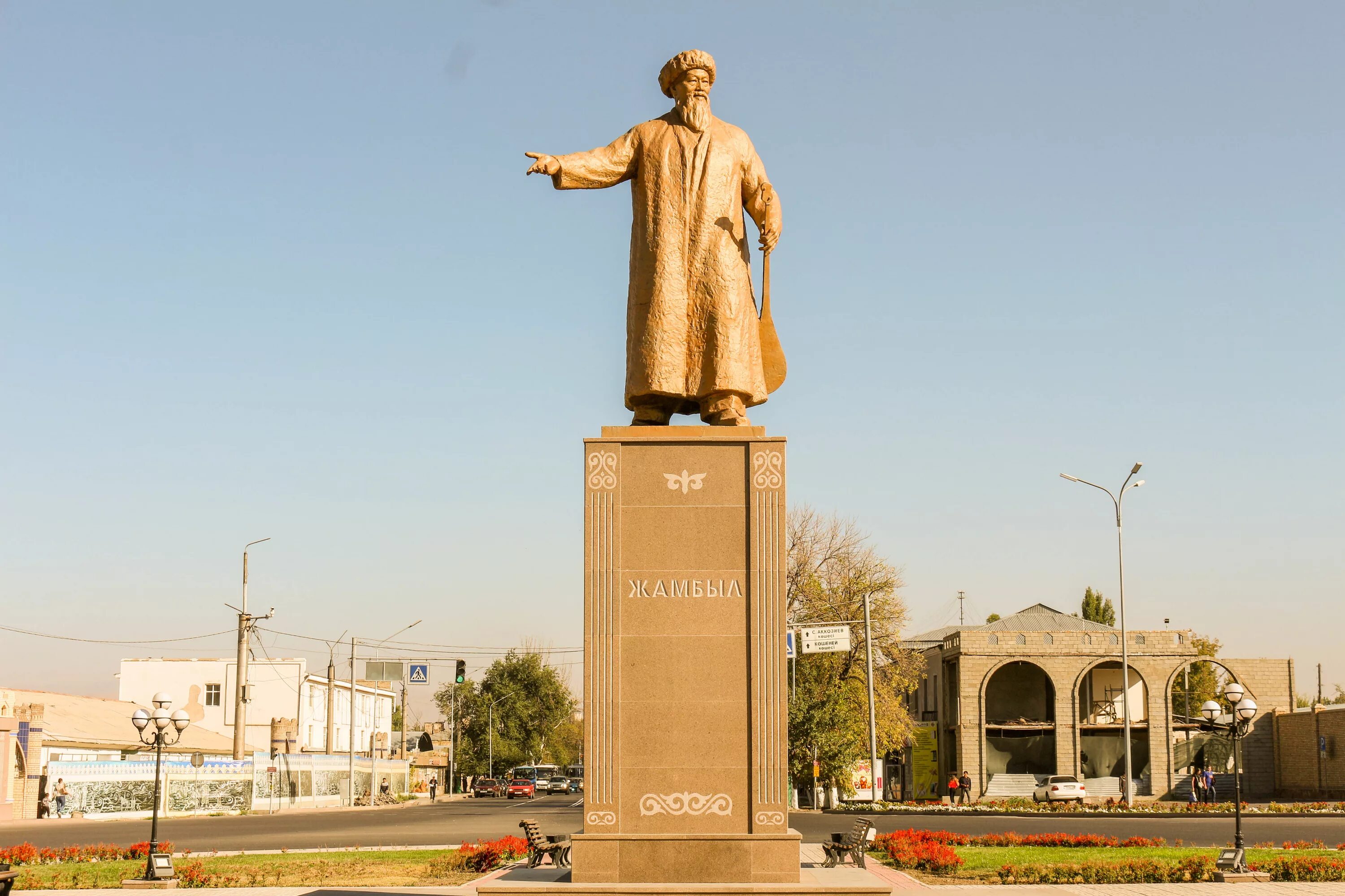 Абай тараз. Памятник Жамбылу Жабаеву в Таразе. Тараз Джамбул. Джамбул Джабаев город Тараз. Памятник Абаю в Джамбуле.